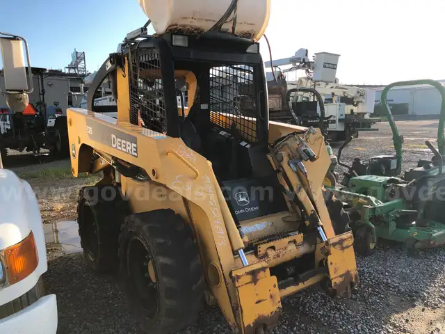 JOHN DEERE FRONT END LOADER (DIESEL) SKID STEER