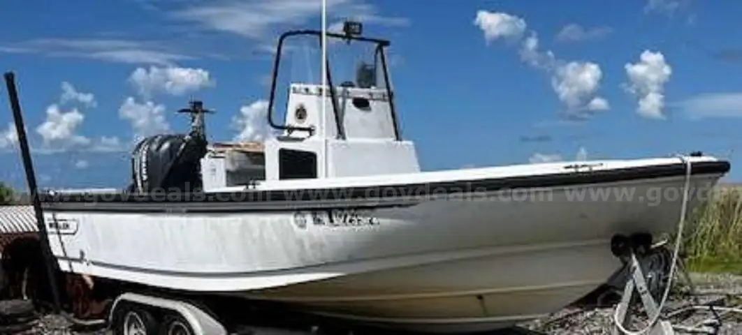2007 Boston Whaler Boat 19&#x27; 8&#x22; w/Trailer