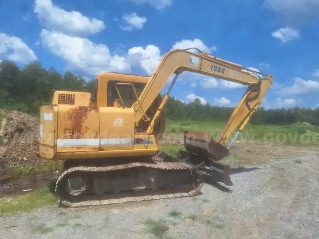 1997 John Deere 190E Trackhoe