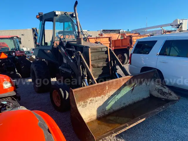 BACK HOE SCOOP LOADER