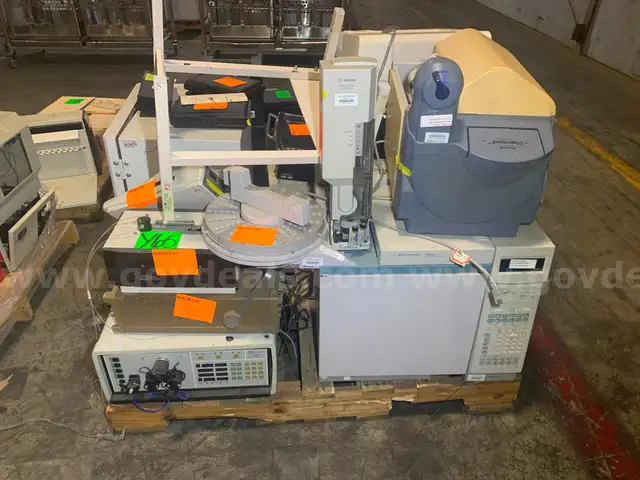 Lab Equipment (17 pcs)