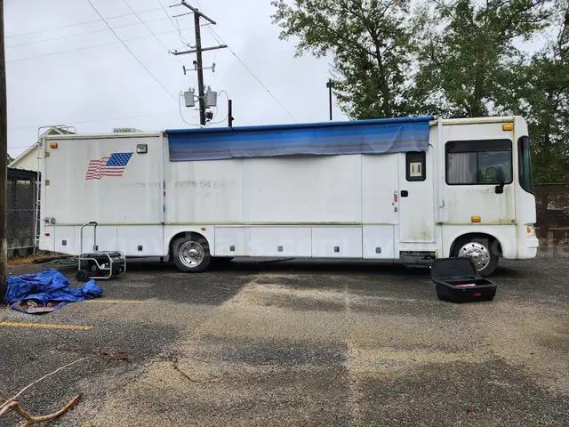 2006 Ford Stripped Chassis Motorhome (2007 Forest River RV)