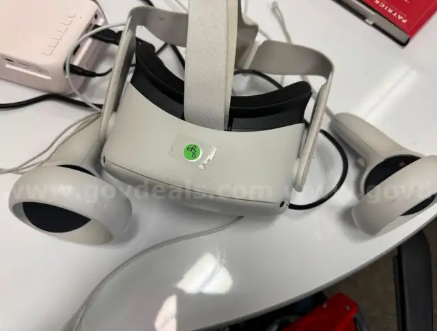 Lot of Oculus Headsets w/controllers