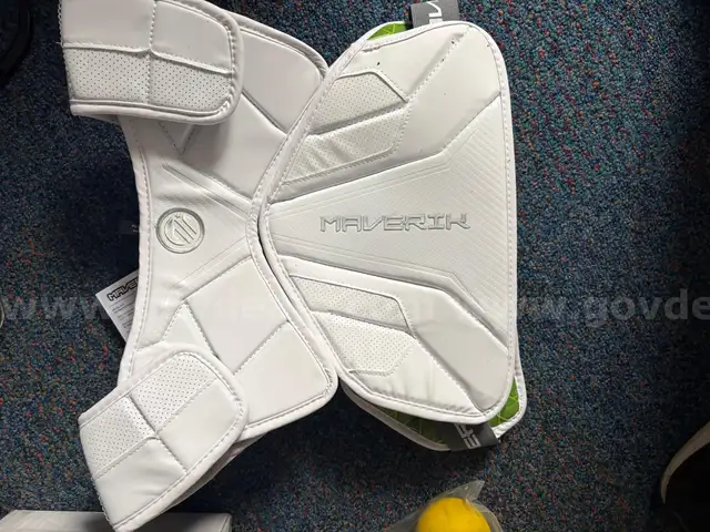 Lacrosse Shoulder Pads (Mens, White)