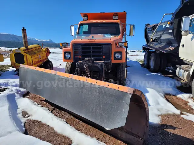 1986 International 1854 Dump Truck 4x4 with Plow