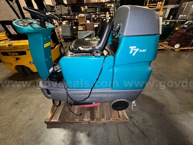 Tennant T7 Fast Riding Floor Scrubber
