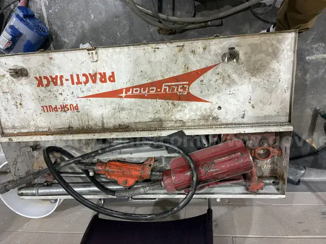 Hydraulic Porta-Power in box misc feet