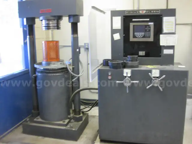Tinius Olsen 400K Compressive Testing Machine