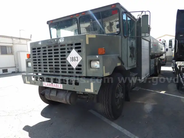 1991 Oshkosh R-Series - 6,000 gallon tanker