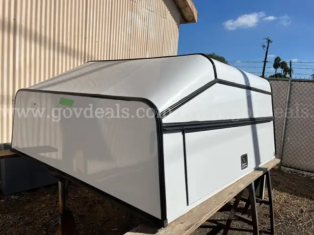 2024 Leer Camper Shell