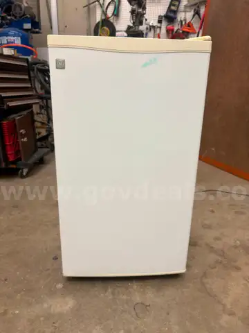 Mini Fridge, 3 shelf, works well and is clean