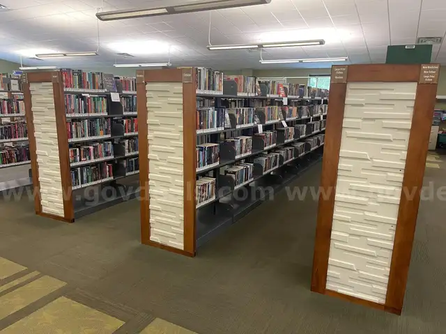 End cover for book shelfs