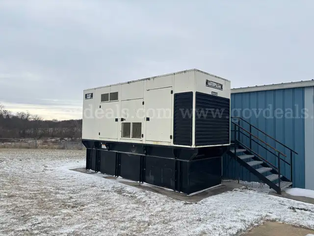 Caterpillar Generator 750 kW Diesel w/ Transfer Switch  **Low Hours**