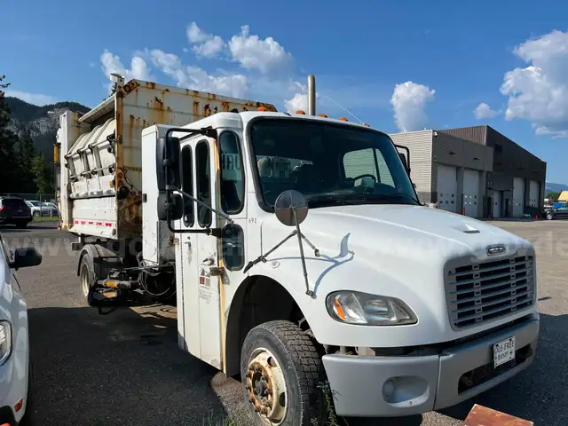 2012 Freightliner M2 106 Garbage Truck - Cummins ISB Diesel Engine