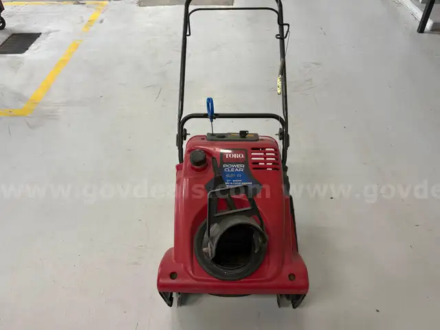 Toro Power Clear 621 R Snow Blower (lot #2)