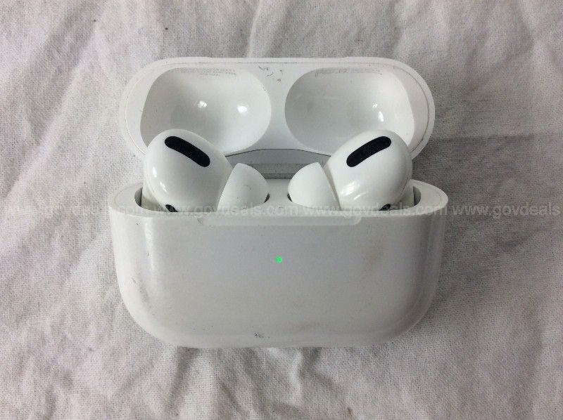 NWOT Apple deals AirPods