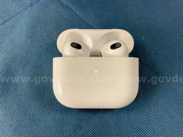 Apple AirPods Gen 3 with MagSafe Charging Case Model A2566, Powers On