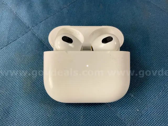 Apple AirPods Gen 3 with MagSafe Charging Case Model A2566, Powers On