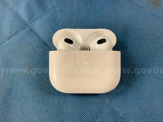 Apple AirPods Gen 3 with MagSafe Charging Case Model A2566, Powers On