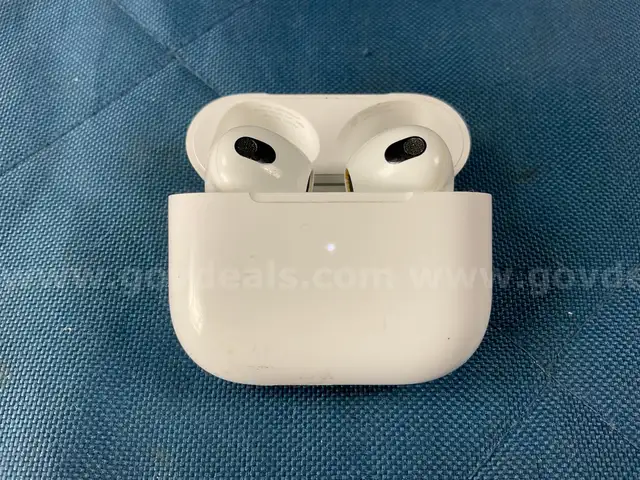Apple AirPods Gen 3 with MagSafe Charging Case Model A2566, Powers On