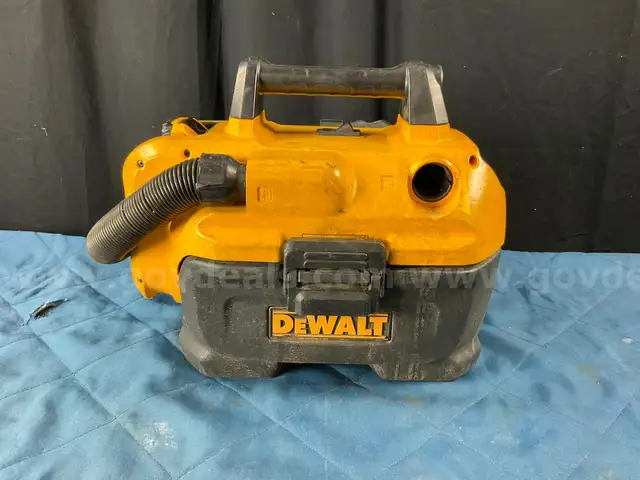 DeWalt Heavy Duty 2 Gallon Cordless Wet/Dry Vacuum Model DCV580 with 2ah Battery, Powers On