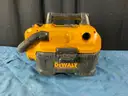DeWalt Heavy Duty 2 Gallon Cordless Wet/Dry Vacuum Model DCV580 with 2ah Battery, Powers On