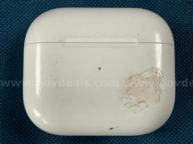 Apple AirPods Gen 3 with MagSafe Charging Case Model A2566, Powers On