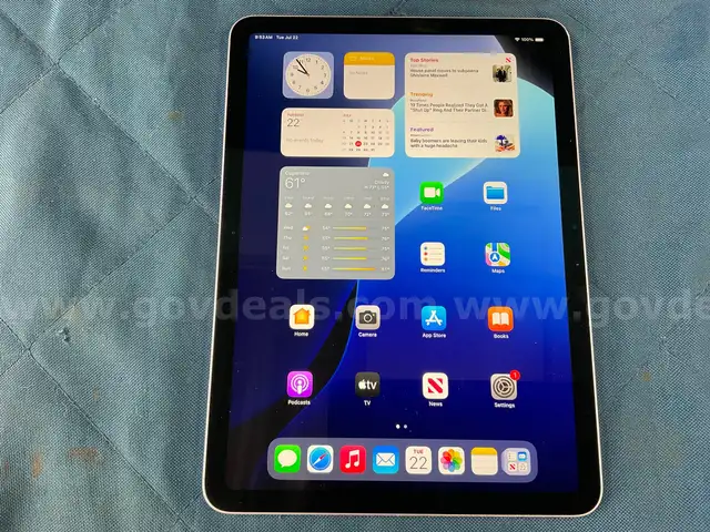 Apple iPad (Unlocked) Air 11&#x22; (M2) A2902 128gb With Case, Powers On