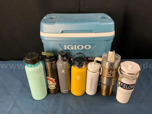 Igloo 30 QT Cooler With 7 - Water Bottles