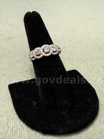 Gold Ring with Diamonds, Size: 6.5, 5.48 Grams