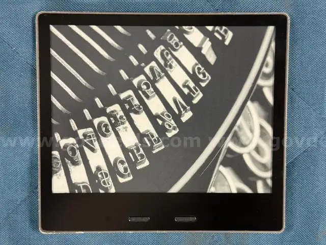 Amazon Kindle Oasis, Model: S8IN4O (User Unlocked, Powers On, Scuffed Corners)