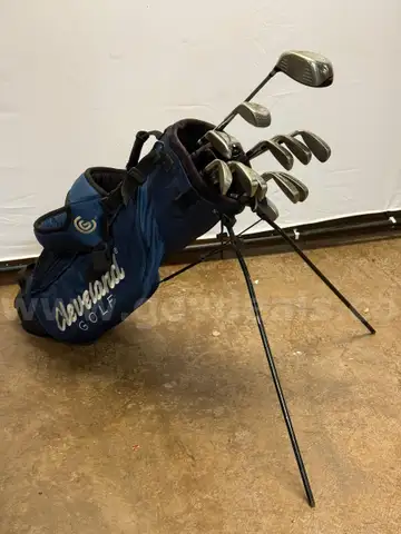 Cleveland Golf Bag with 13 - Right Hand Clubs