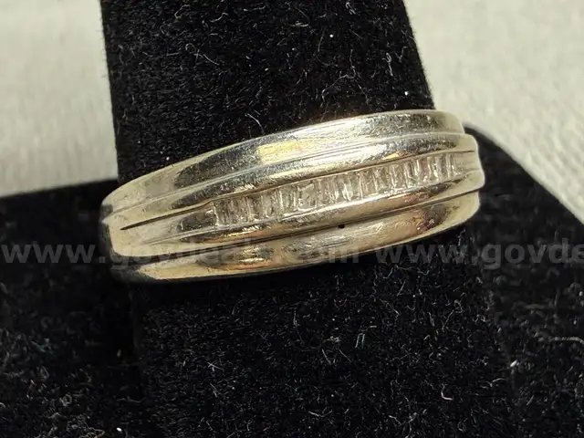 Gold Ring with Diamonds, Size: 10.5, 4.34 Grams