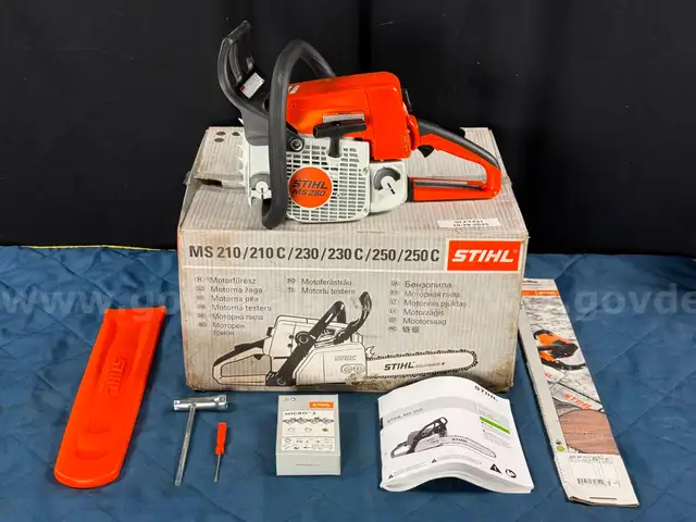 STIHL MS250 18&#x22; Gas Chainsaw with Parts and Accessories (Unable To Test, Unassembled)