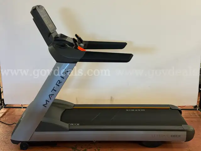 Matrix Ultimate Deck Treadmill, Model: T-5X/7X-03-F (Powers On)