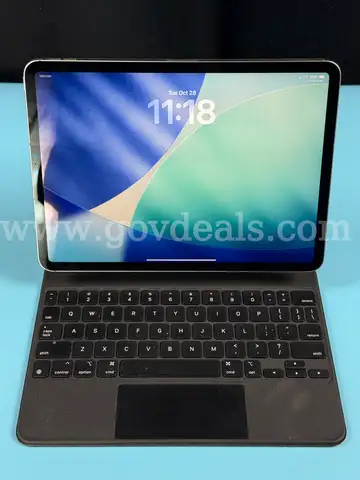 Apple iPad Pro 11&#x22; 4th Gen (Unlocked) with Apple Case/Keyboard (Powers On)