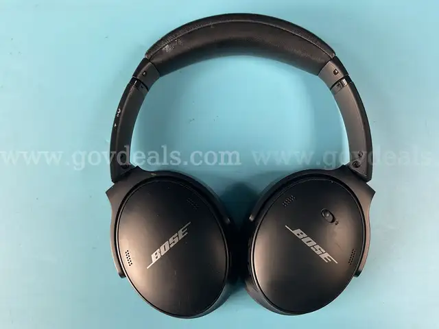 Bose QuietComfort 45 Acoustic Noise-Cancelling Wireless Headphones Model 437310, Powers On