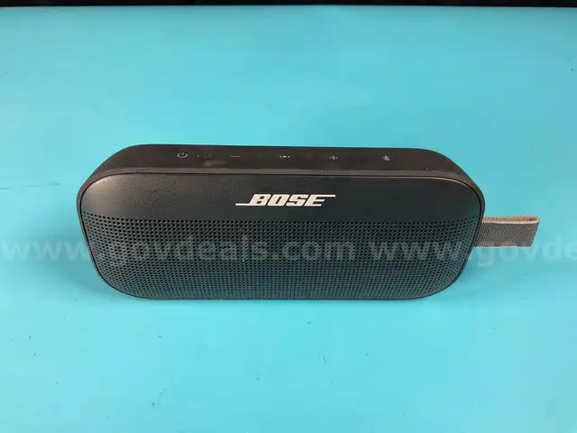 Bose SoundLink Flex Bluetooth Speaker Model 435910, Powers On