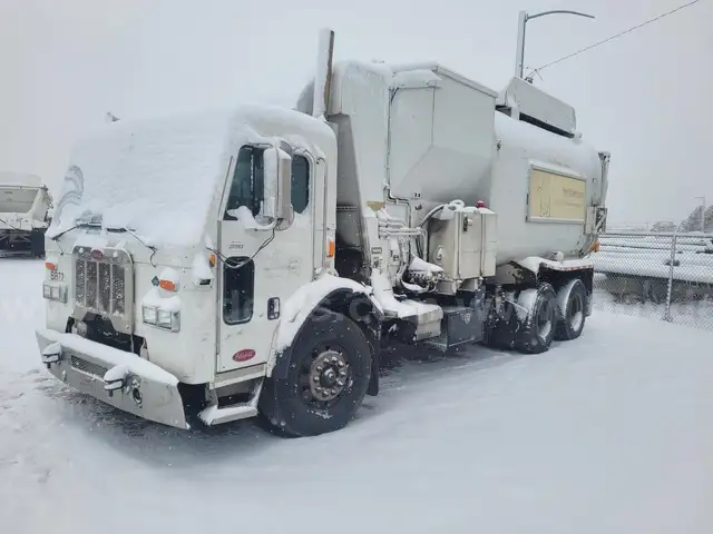 2014 Peterbilt 320 Side Loading Trash Truck (CNG)