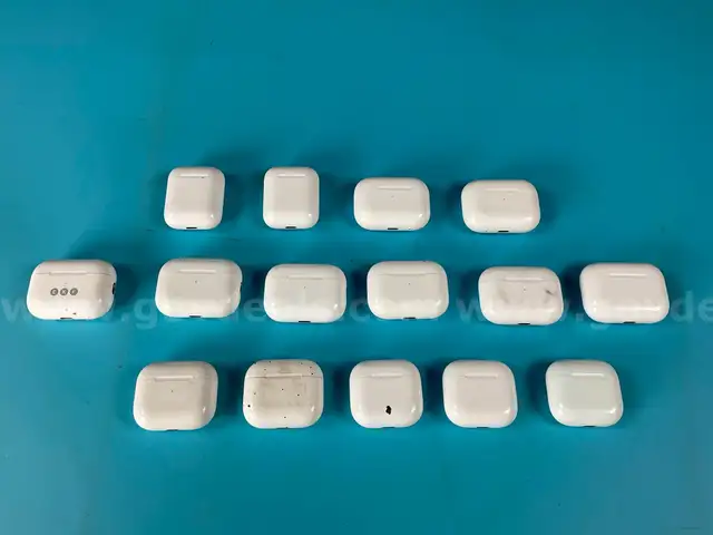 15 - EMPTY Apple AirPods and AirPods Pro Charging Cases, All Power On