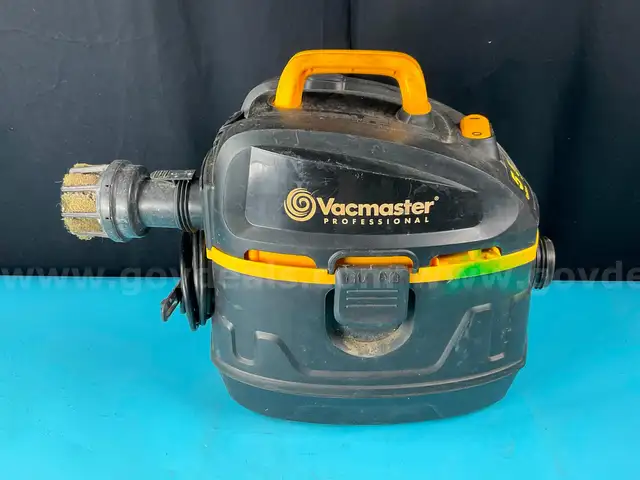 Vacmaster Beast Series 5 Gallon Wet/Dry Shop Vacuum Model VFB511B, Powers On (Missing Hose)
