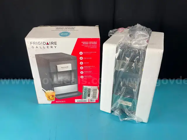 Frigidaire Gallery 33Lb Crunchy Chewable Nugget Ice Maker Model EFIC201-Black, Powers On