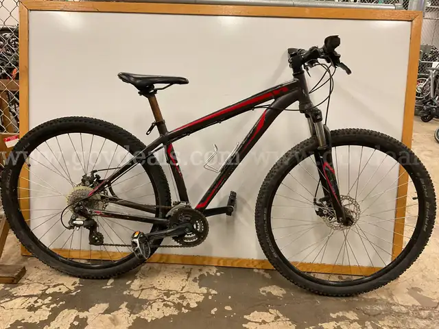 Specialized Hardrock Bicycle, Frame Size M, CT 17.5"