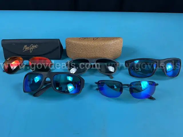 5 - Fashion Sunglasses Labeled as Maui Jim With 2 - Cases