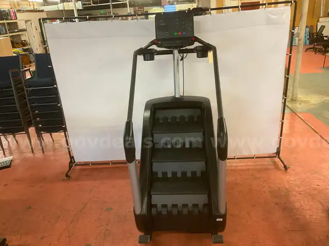 Life Fitness 95P Powermill Climber (Powers On, Steps Do Not Move)