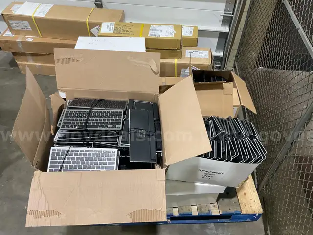 Keyboard with Lightning Connector