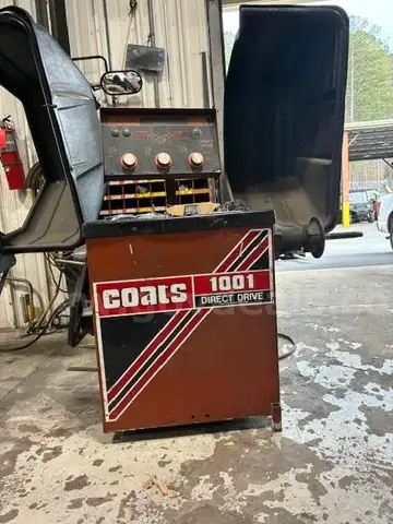 Coats 1001 wheel balancer for use with up to 17” wheels