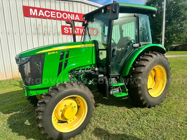 John Deere 5085E cab tractor