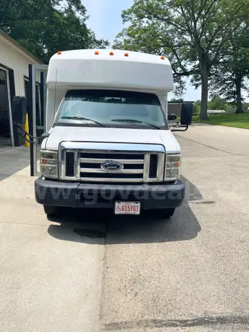 2011 Ford E350 Transit w/wheelchair lift