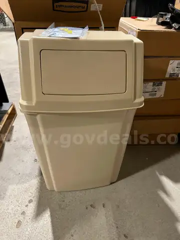 NEW Rubbermaid 15 Gal/ 57L container